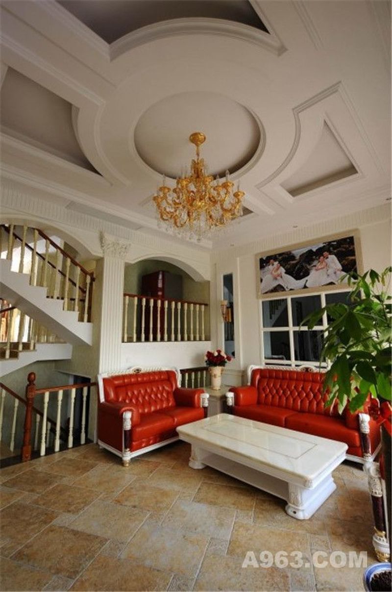 客厅装修设计中以诸多经典欧式元素的运用强化了风格调性。客厅中成套皮沙发呈对称状分布，呈现出端庄、沉稳的空间构造，搭配色度纯正的大红色，更具正统风范。