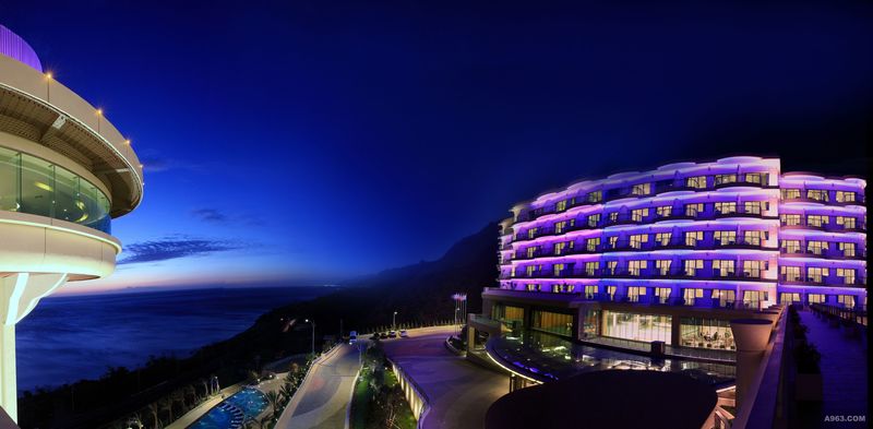 藍紫色調的LED燈光配合音樂節奏變化播放，提供了旅館對於旅客安排節目的豐富性。