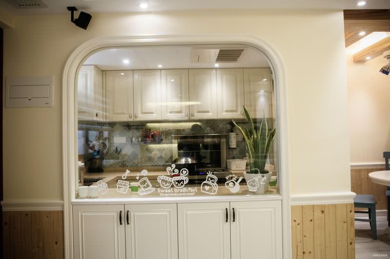 半面墙的透明玻璃，提高了厨房的采光，也从视觉上让空间扩大了。