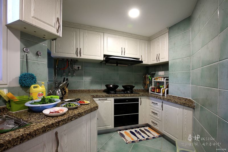 厨房，使用蓝绿色墙地砖和白色橱柜搭配，在不算大的空间里，简单、合理、统一的设计让五脏俱全的厨房告别杂乱