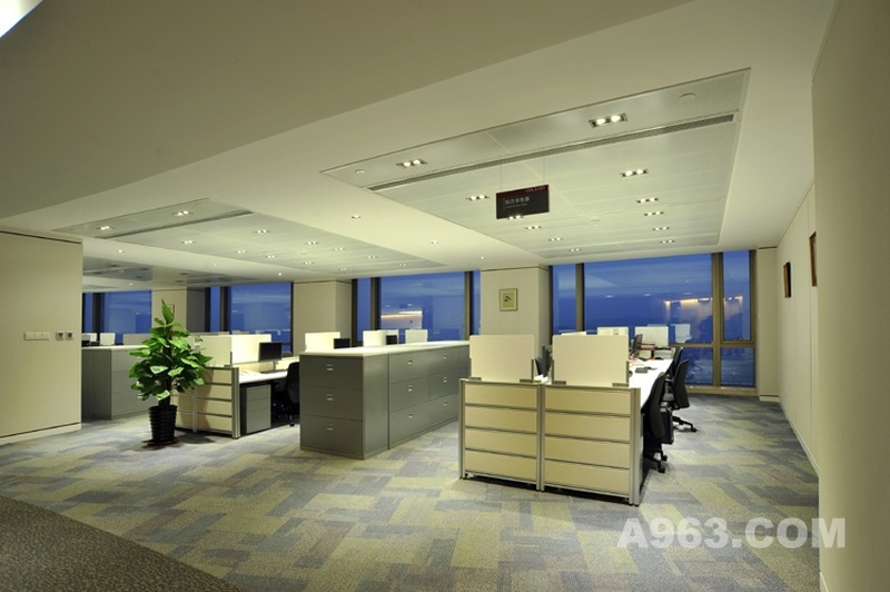 开敞式办公区
辽宁锦州银行5A级高端写字楼办公空间设计