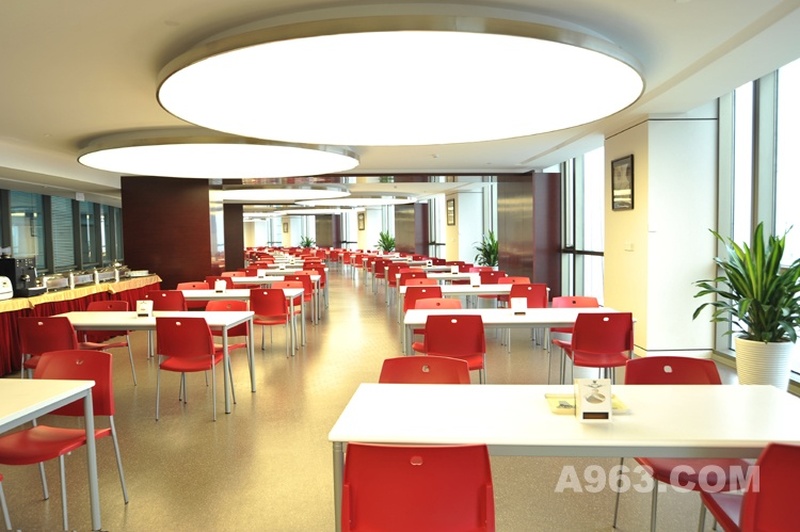 40层员工就餐区
辽宁锦州银行5A级高端写字楼办公空间设计