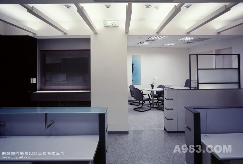 爵士影像办公室
利用色彩的對比及光影的有效安排，鐵件及玻璃所表現的幾何造型，將空間鋪述得更為俐落、科技。