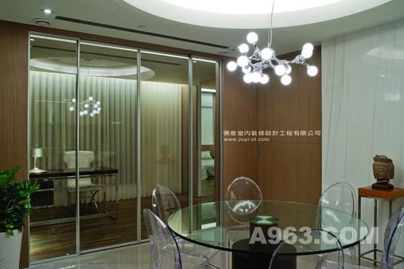 4
餐廳旁的書房機能以清透的金屬框件玻璃滑門介定。