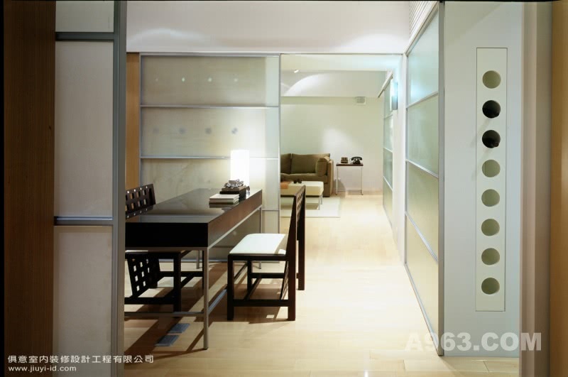 02
由卧室看书房(兼餐厅)、
客厅，在同一个简洁动线轴上，美感与机能兼具，右边是红酒柜设计。

