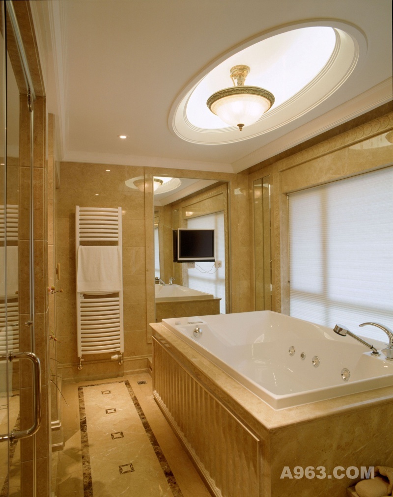 浴室
用大理石材质铺贴凸显洁净，稳重大气，浴缸和吊顶的造型相呼应，营造和谐的洗浴氛围。