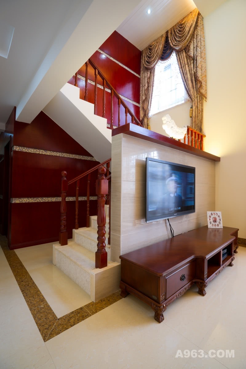 客厅
错层楼梯有种空间的延伸感，显得大气，加上马赛克的点缀，更突显了空间的典雅。木质电视柜带来的天然、纯朴和高贵，彰显使用者另一种生活情调。

