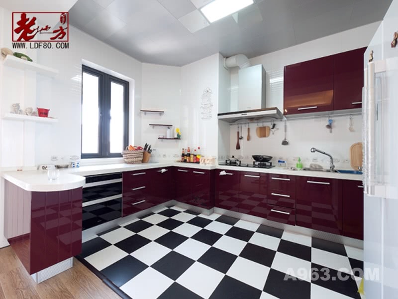 厨房
深红色的厨柜配黑白相间的地板,高贵而时尚