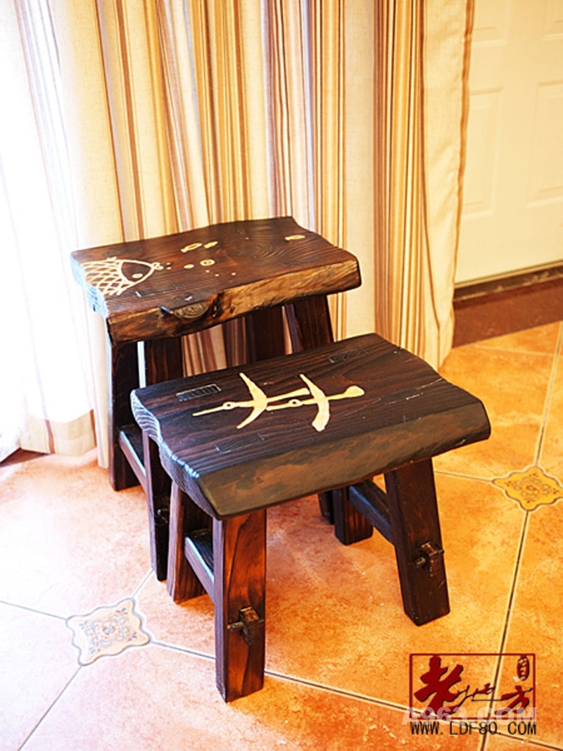 实木雕刻的凳子
两张实木雕刻着图案的小凳子,以笨重朴实的形式转换于实用与装饰品之间