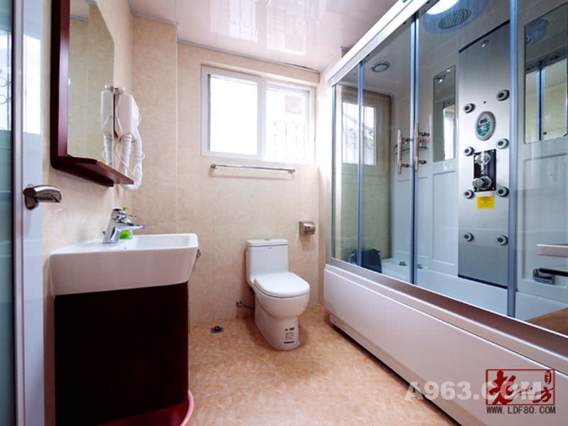 浴室
现代化的淋浴房让你在开启水伐的倾刻间,冲掉全身的疲劳
