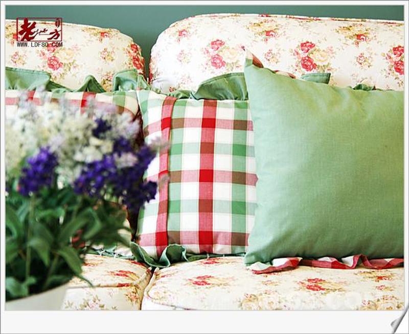 荣和山水美地
沙发的特写，大红碎花的渐变，给本身柔软的布艺增加了几份质感和气息。
