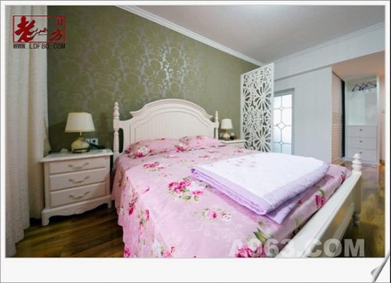 大红色的床单配以荷的木制雕花隔断，宁静的卧式是不是有点梦幻江
