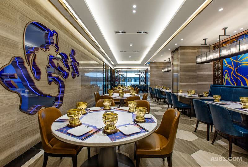 大初色的镂空LOGO墙，在室内就餐时也可以看见室外，也是因为外面走廊的光线没有室内明亮，所以在室内看起来的效果就会更幽蓝，仿佛是用餐在海底餐厅的感觉。
