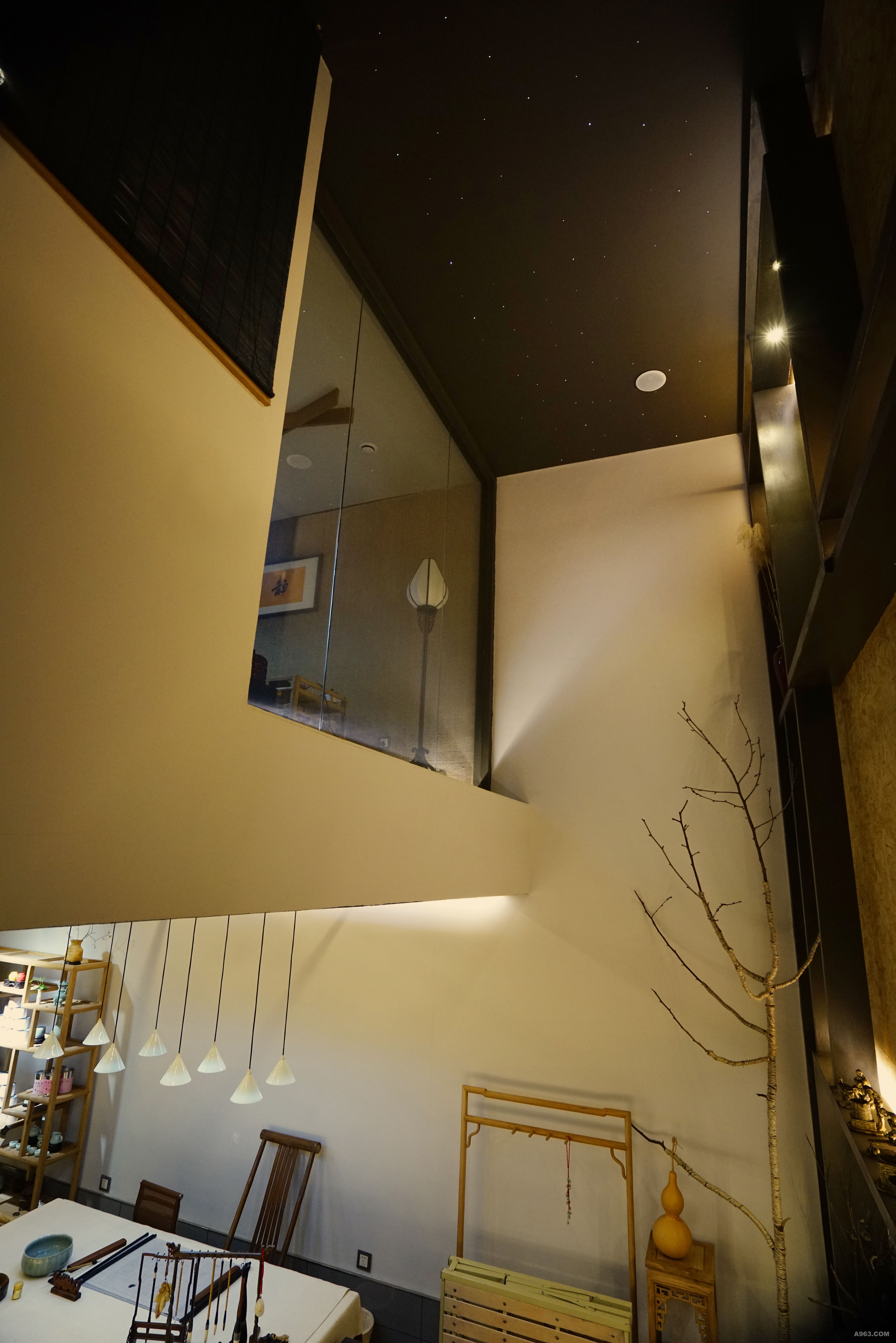 小中庭，楼梯、前厅，空间与光影可通透穿插