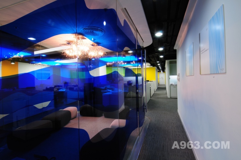 Mind Lab
蓝色波浪形的半透明玻璃面板﹑水母形状的吊灯与随意摆放的座位，鼓励工作人员之间的沟通融合。