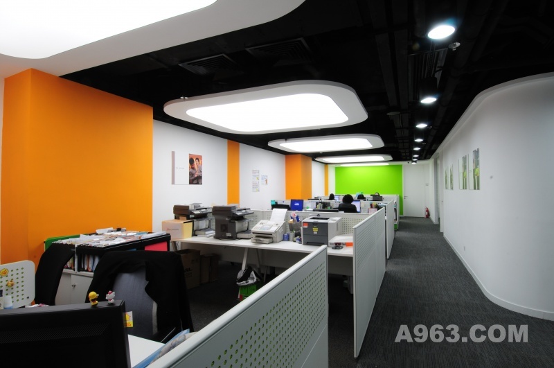 办公区
颜色可以加强工作区中的生动氛围，充满活力的温暖的色调，如橙，黄，青绿的玻璃墙提高空间的内部质量，创造一个高能量的感觉。同时，整体办公室是用冷色调去平衡这些鲜艳的色彩。炭色的开放式天花，配合规则形状塑料薄膜照明如自然光使天花轮廓更加明显，形成一个更加轻快的气氛，开发出令工作人员像是接近室外白天的感觉。