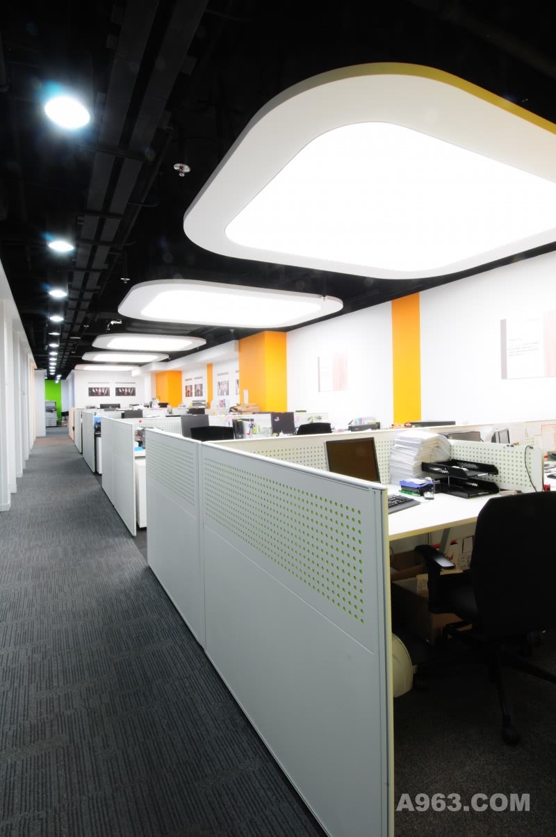 办公区
每一组工位上都有一个单独的发光灯片。起到照明和划分区域的作用。