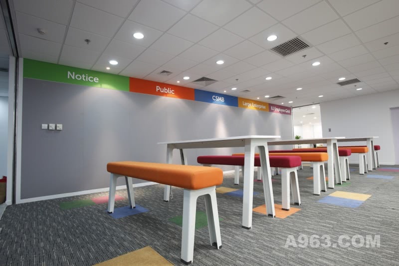 Collaboration Area
Collabortaiton Area的座椅颜色与彩色标语相应成趣，柔软的椅面质感令人倍感舒适。