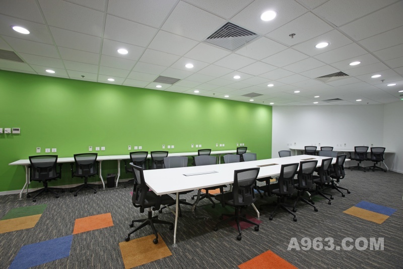 Hot Desk Area
绿色墙壁颜色有助于缓解视觉疲劳，网面座椅靠背增加通气性和舒适感。