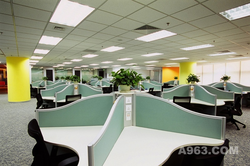 办公区
四位一体的工位设计，令工作空间宽敞舒适；公共绿植使得办公区空气更清新。