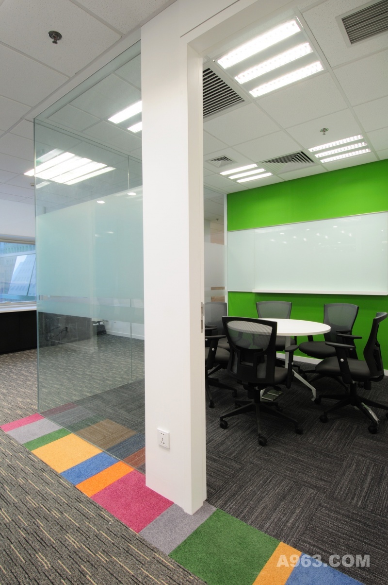 会议室
简洁装修风格搭配大块玻璃采光，令封闭空间依然明亮通畅