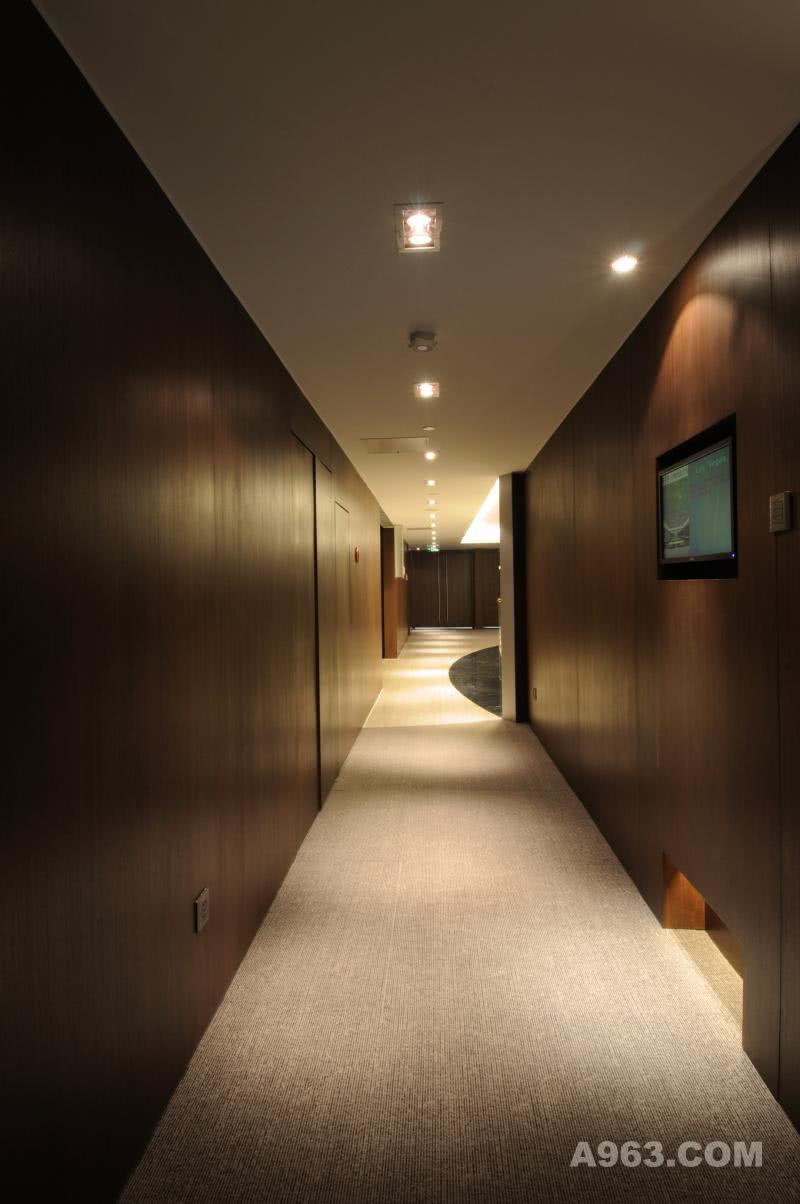 走道
大面积运用深色木材于墙面，沉静中体现了低调的华丽。