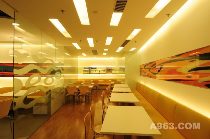 餐厅
橙色被大面积使用于墙面上，营造出动感活力的餐厅形象。