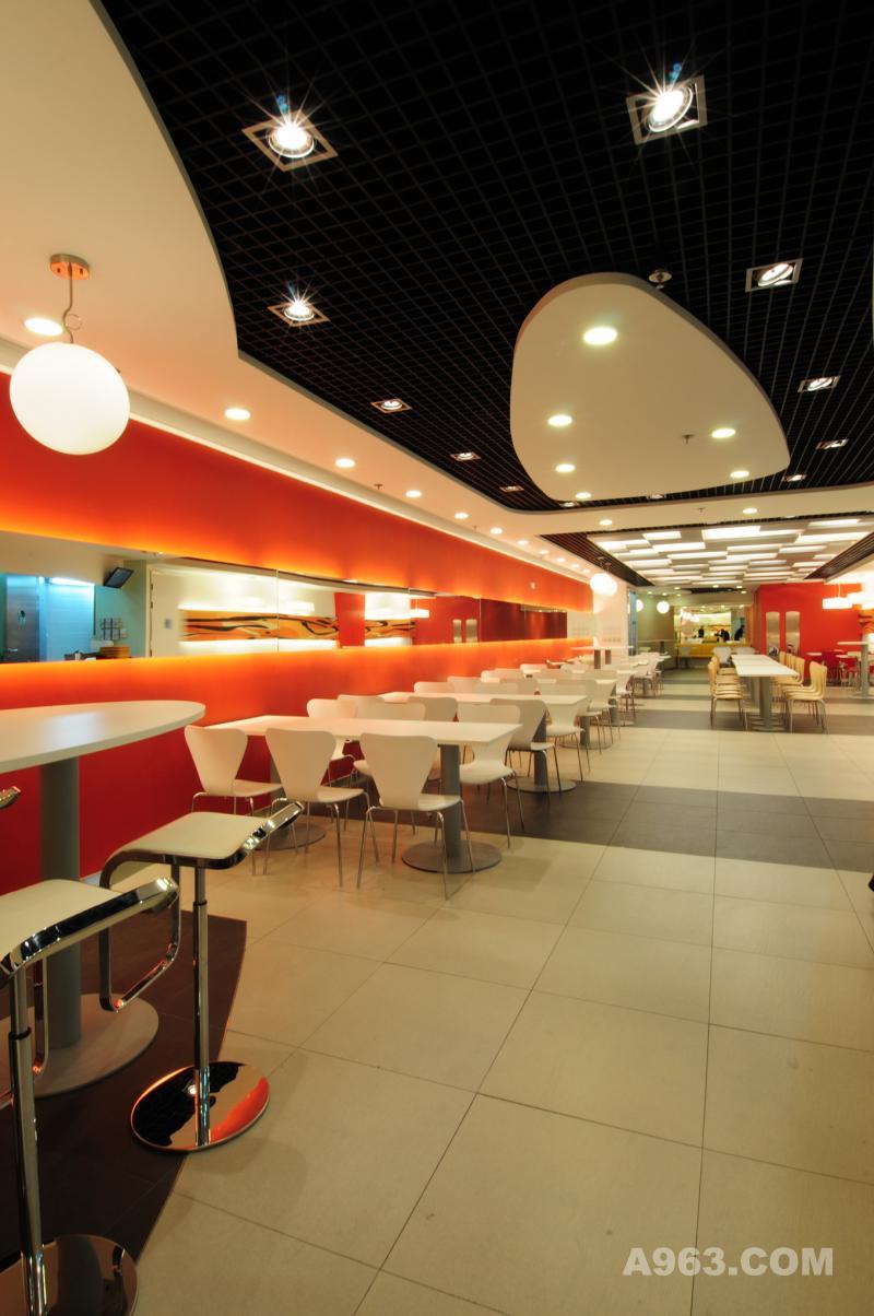 餐厅
颜色对比鲜明的天花板，暖色调的墙面令餐厅明亮，镜子的使用在视觉上增大了空间。
