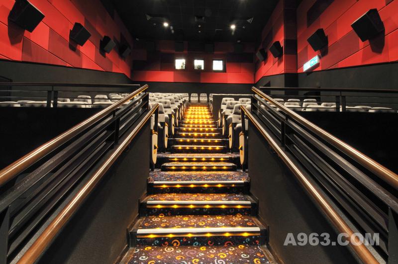 电影院
金属材质的扶杆让空间前卫酷感。