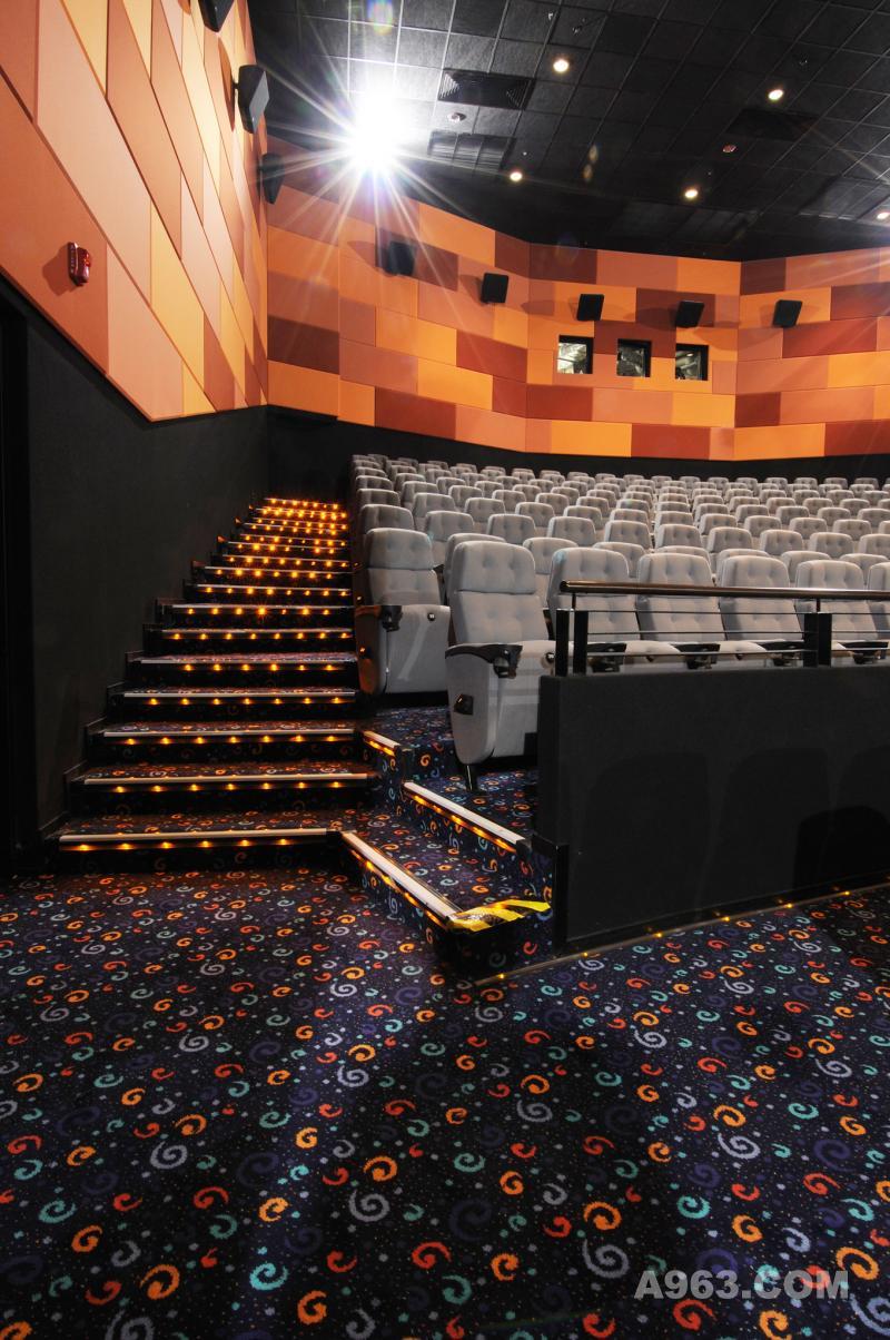 电影院
彩色地毯加橘色地灯令空间有科幻感。