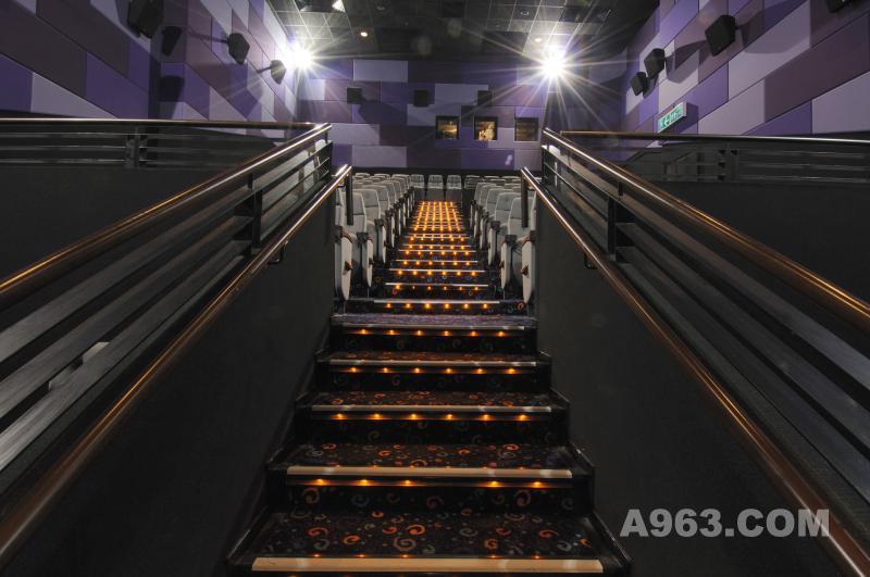 电影院
大功率白色场灯令影院内部充满变化。