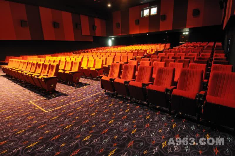 电影院
墙面和座椅由红、橙、黄三种颜色组成。色彩亮丽，温暖。