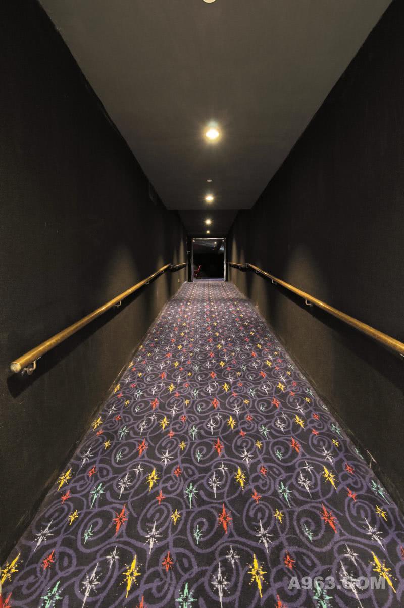 电影院
通道两侧墙面为黑色，彩色地毯的加入，使黑色不再沉闷.