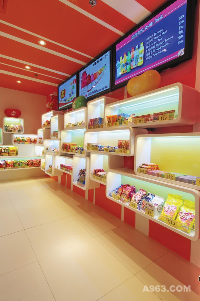 糖果店
宽敞的展柜造型风格与店铺整体统一。