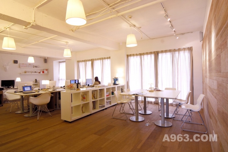 辦公室
白色與原木為主要色調，70x70見方為單位的座位區，撘配移動式主機工作櫃，讓工作空間帶有咖啡館的輕鬆氛圍。