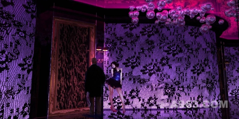 走廊
走廊玻璃牆面取用絲襪的圖騰，打上紫色燈光，走在其中即能感受到女性性感的氛圍。