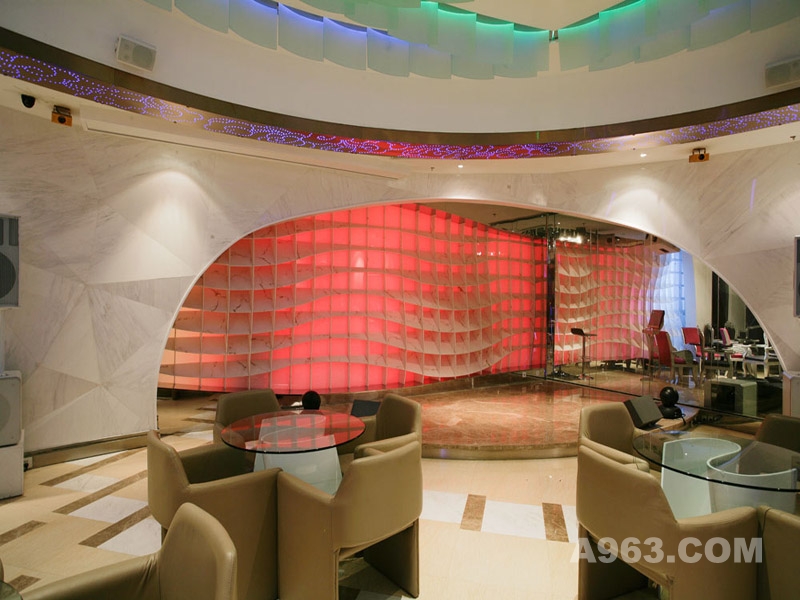 KTV大厅等候区设计
所以设计师在本案中设计出棱角分明的弧墙，以灯光加深其众多的凸起于凹陷，营造出一种古典而时尚的光影效果。