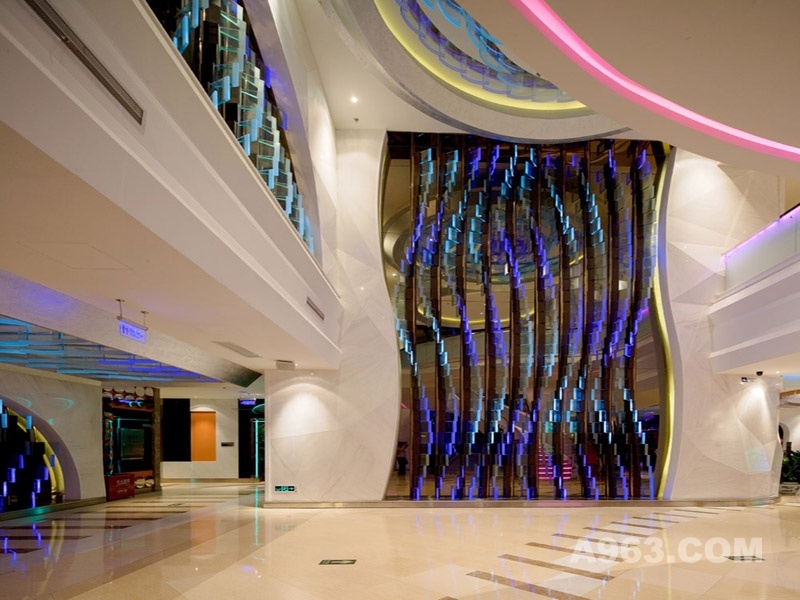 KTV大厅瀑布墙设计
贯穿三个楼层的挑高梯厅，吊灯依然延续万花筒的设计，隐喻水浪的蓝白光影交错，从里向外漫开。