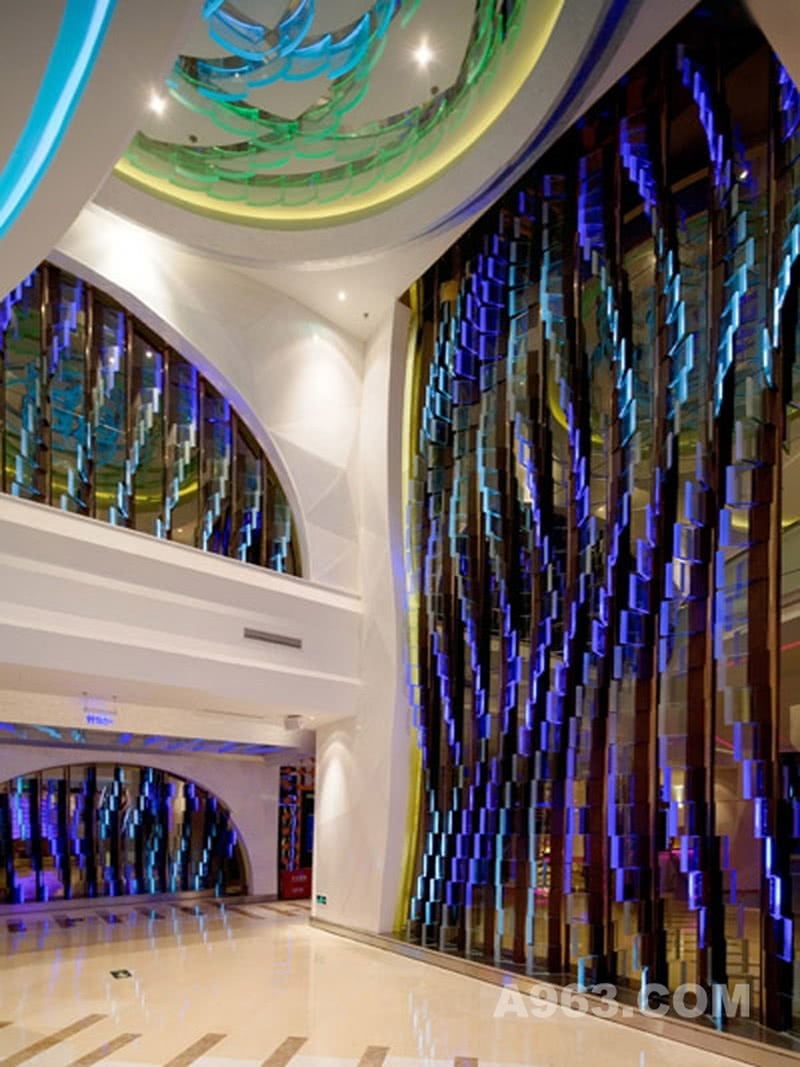 KTV大厅瀑布墙设计
这里用到了意境，讲究墙面留白的布置和瀑布的“气势”。更多的用透明材质和不断变幻的LED灯光来表现“艺术”，表现“气韵”、“境界”，这也是国画的精髓所在。