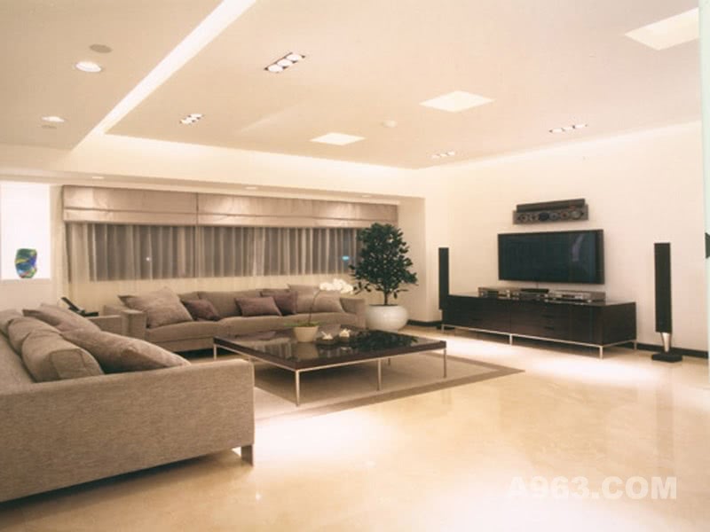 杨景铭住宅客厅设计
上海杨景铭住宅客厅设计--王俊钦（www.wisdomdesign.com.cn），客厅简约的设计给人很温馨、舒服的感觉，家就得这样，简洁中带着高雅。