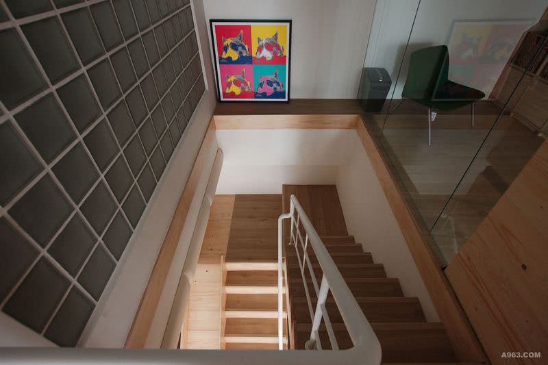 梯間藉由玻璃磚與玻璃隔間減少封閉感，
也增加樓層上下的互動關係。
