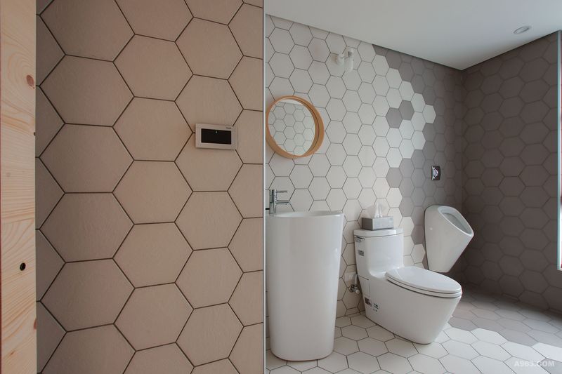 客用廁所以六角磚的雙色拼貼，
呈現簡單卻不簡單的趣味。
