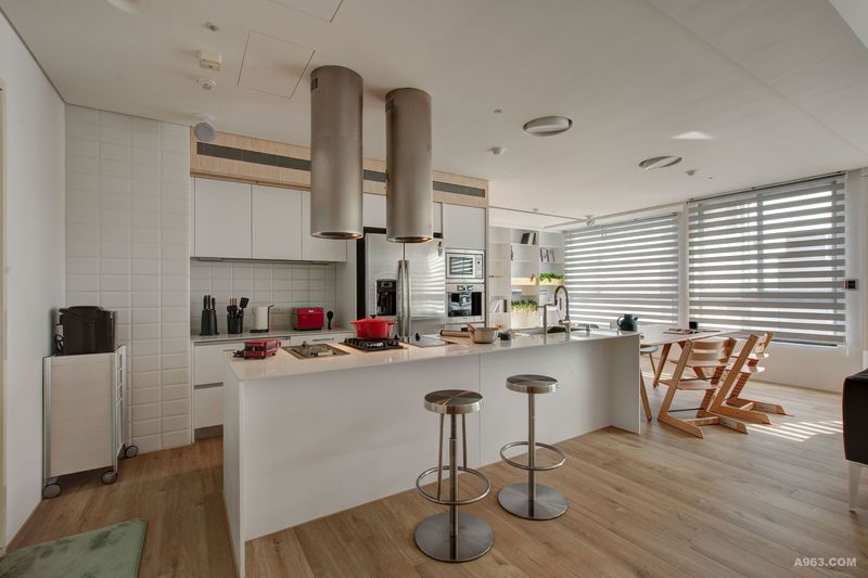 以廚房及客廳為中心開展生活，
藉由各公用區域的相互連結放大空間感，
也增加家庭成員間的互動。
