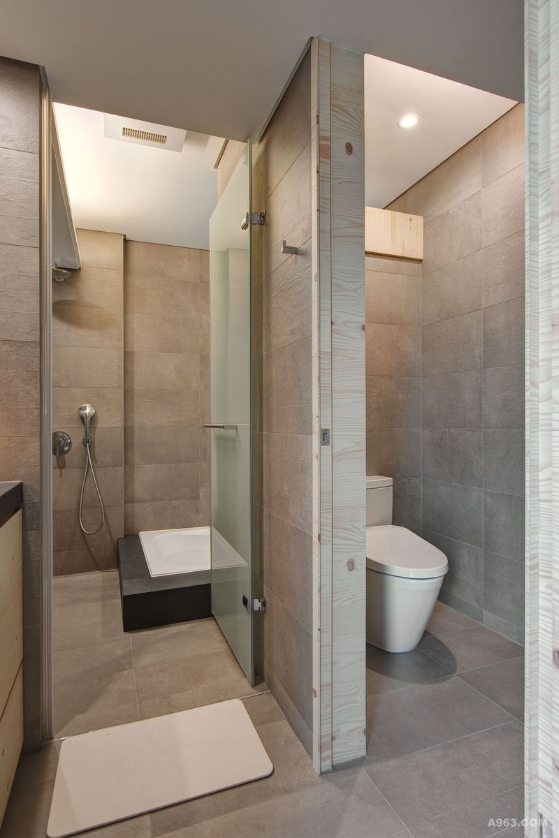 機能各自獨立的主浴空間，
保有不同浴室行為同時存在。
