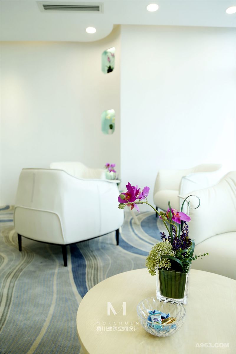 <大厅>：客厅纯白的墙地面，订制水纹流线型地毯，弧角柜，圆角凹槽层板，一切都清爽明亮，柔美尽显。