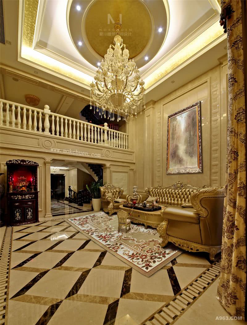 客厅：象牙色为主，精致的层叠式水晶吊顶，仿若宫廷般的奢华。