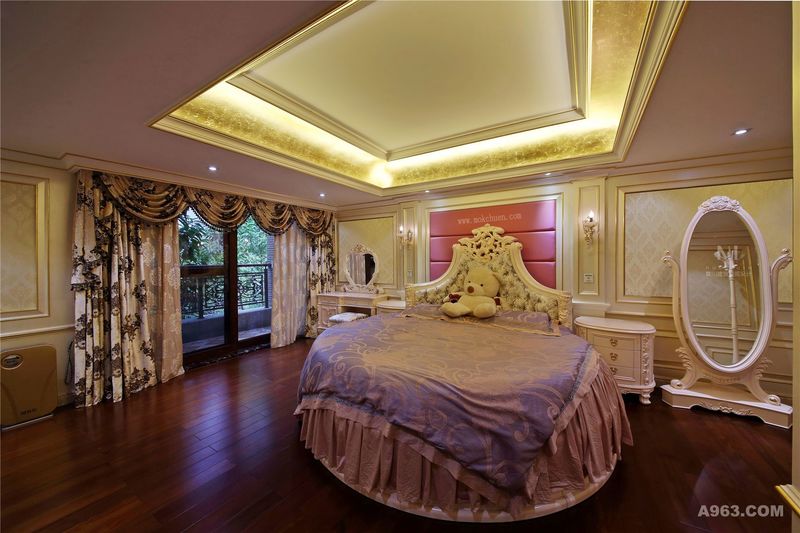 女儿房：梦幻公主圆形软床，给怀抱公主梦的女儿解解渴，舒适而且实用