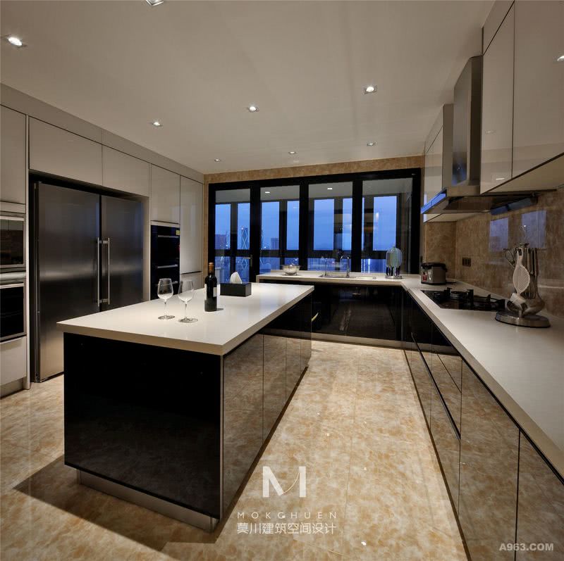 厨房：L型的格局、大中岛的设计，暖黄色的大理石地板，彰显奢华与温馨。