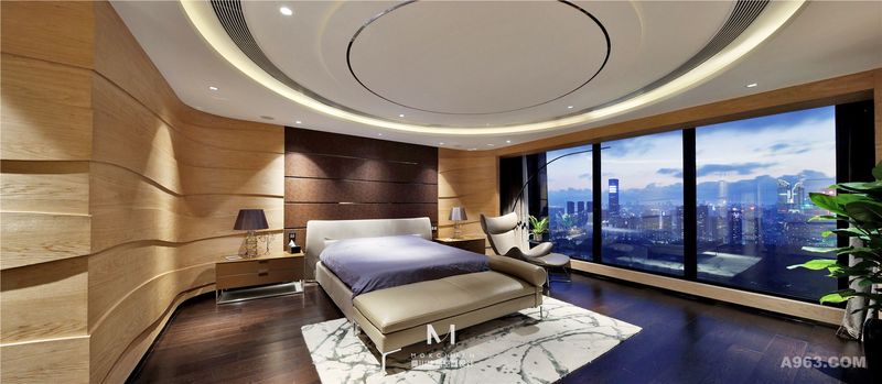 主卧：亚光紫的床被，简约而时尚，给静谧的木色空间添加了一抹优雅色彩。落地窗的设计，休闲椅的搭配，诸多细节，无不体现着业主的追求--一种简单而彰显高品质的生活。
