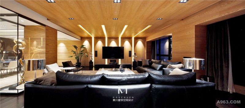  客厅：就如业主所需求的，简约、时尚、高品质，搭配锐驰家的一款皮质沙发，品味与内涵油然而生。